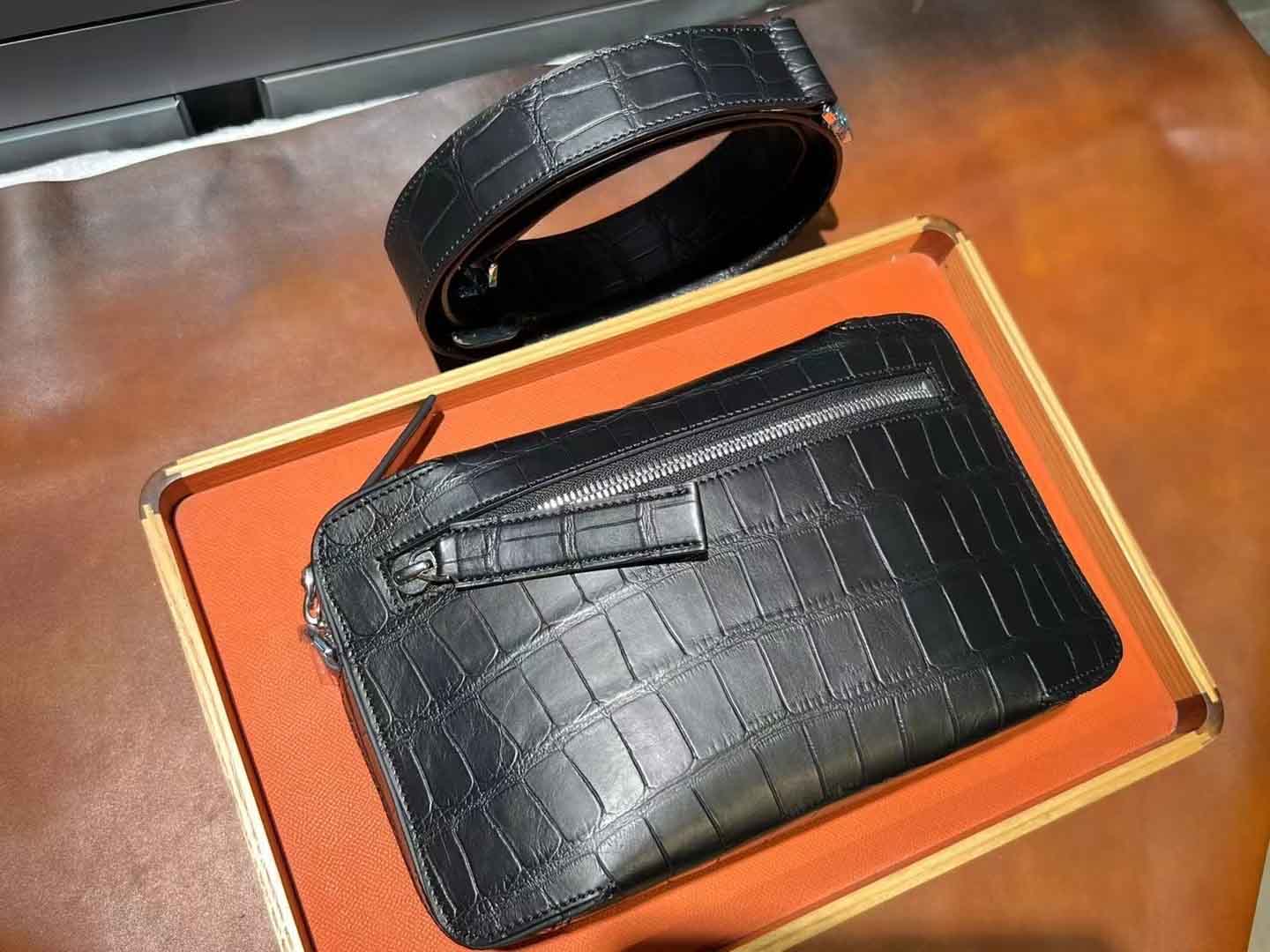 客订 美洲鳄单肩邮差包 Size:28*16*9 订做手包，单肩包可以diy喜欢的颜色。
